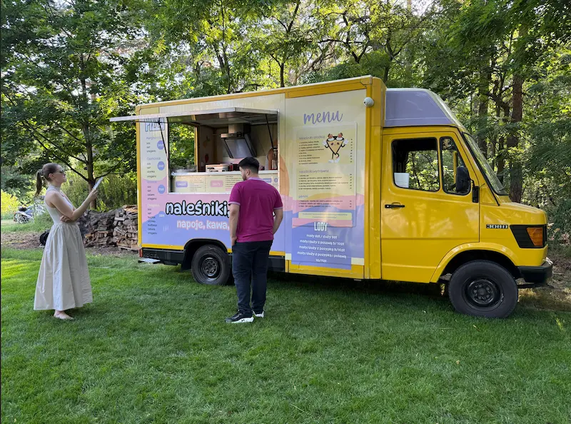 Retro Kaczka pizza van serwująca jedzenie