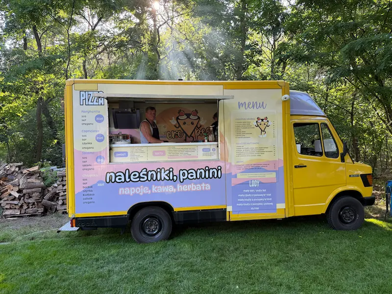 Menu z naleśnikami i panini w Mercedesie T1