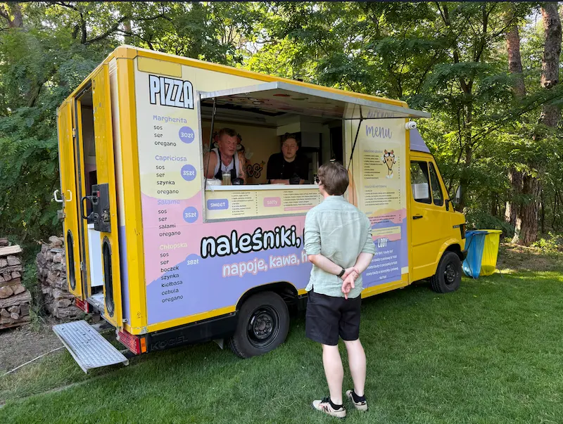 Mercedes Kaczka z menu włoskiej pizzy
