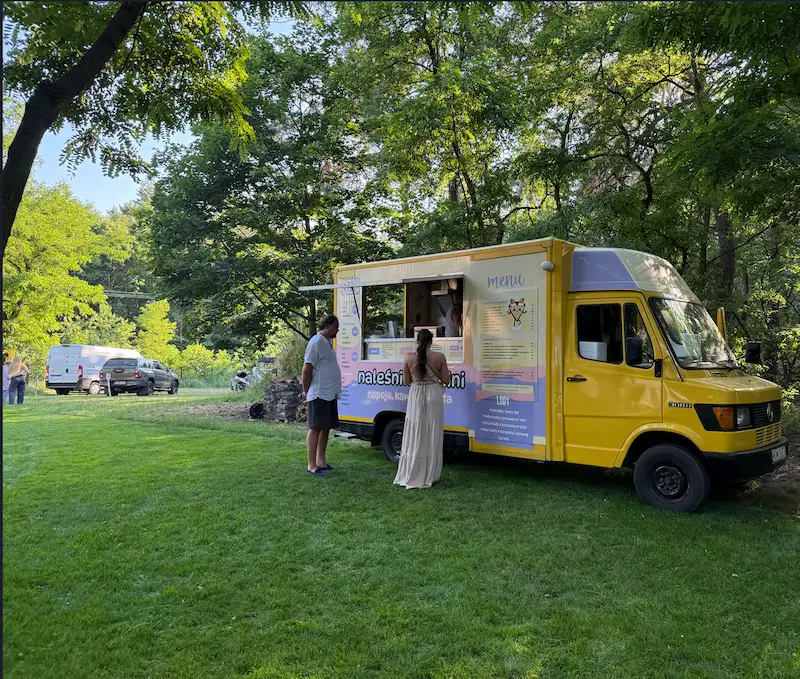 Stylowy pizza van Mercedes w plenerze podczas eventu