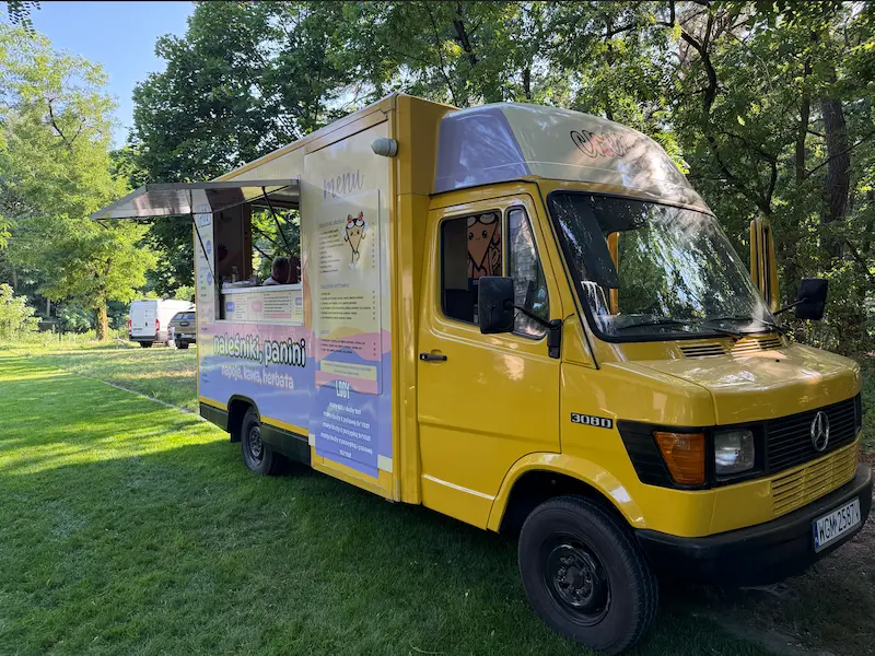 Kultowy żółty Mercedes Kaczka T1 Food Truck Pizza Van